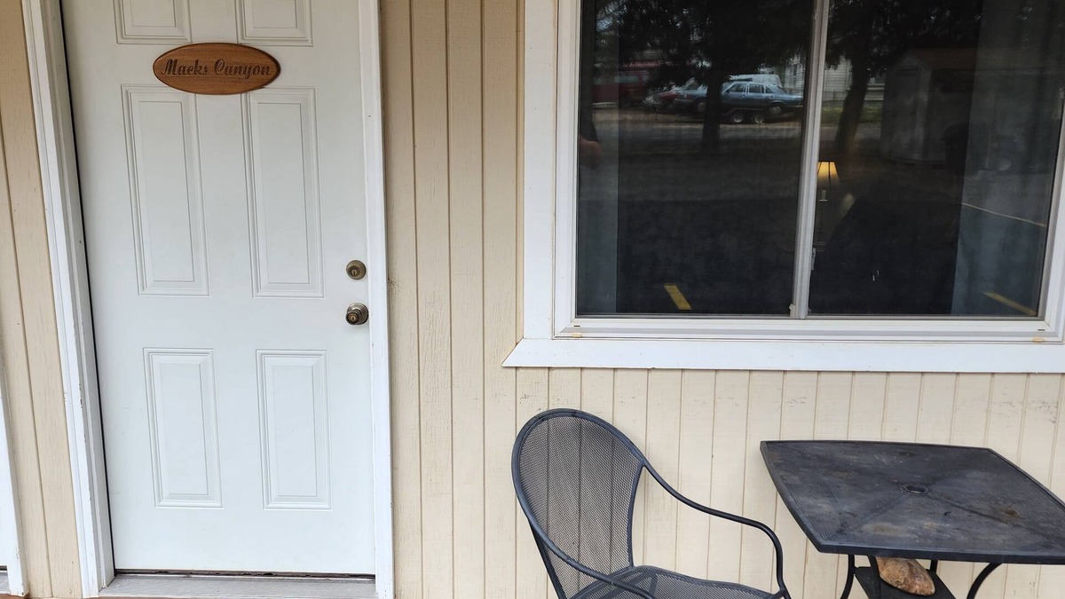 Maupin Apartment | Deschutes Motel - Macks Canyon - Queen Suite w/1 Queen Bed
