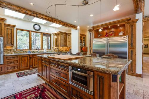 Three Rivers House | Deschutes River Lodge paddleboards hot tub and more