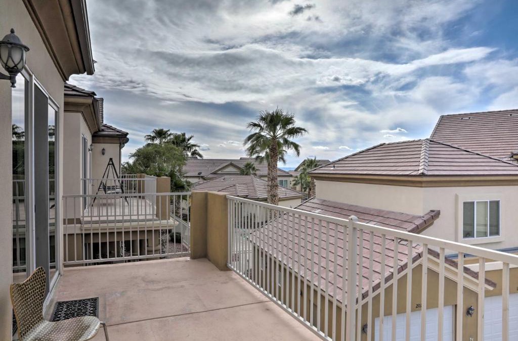 Sunridge Estates Apartment | Desert Condo with Pool about 3 Miles to Colorado River!
