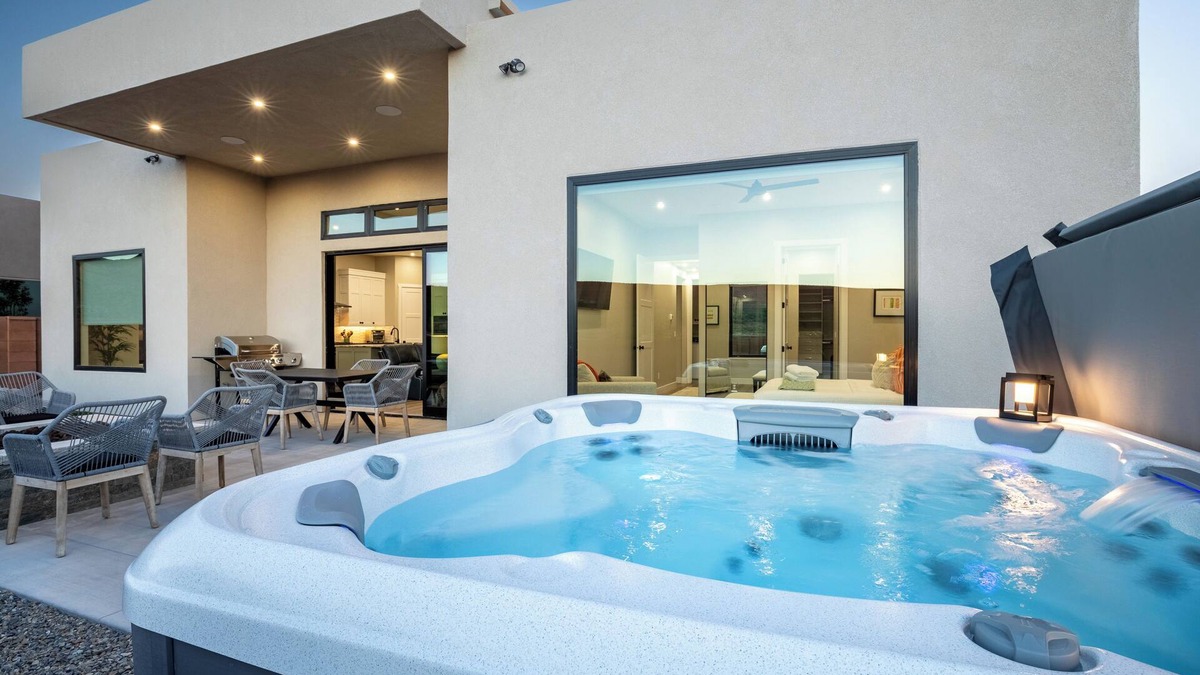 Washington House | Desert Dreaming 2 Bedroom, Den, Pet Friendly, Hot Tub EV Charger