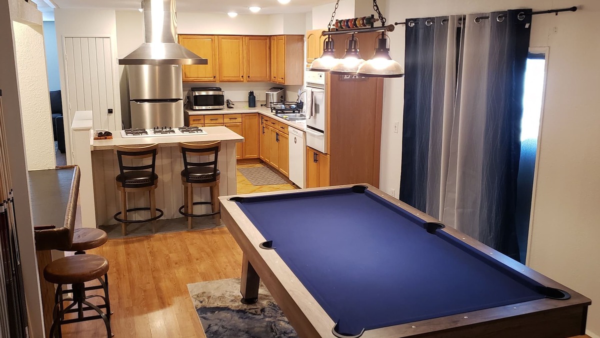 Holiday Shores House | Desert, Lake & River Retreat. 15 mins to Laughlin. Close to everything.