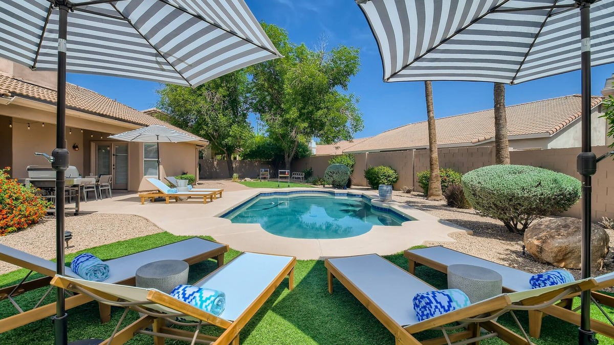 Val Vista Lakes House | Desert Palm Villa - Heatable Pool, Large 1 Story, 2 Ensuites