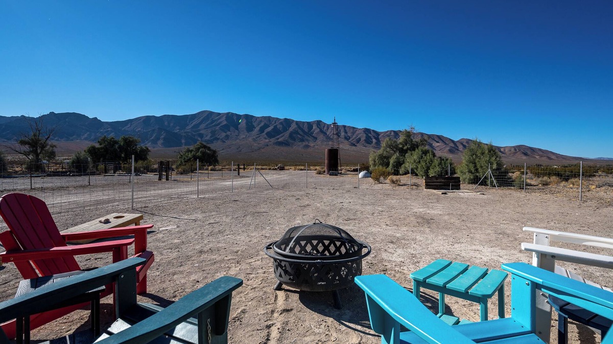 Mojave Desert House | Desert Retreat-Charming 2-bedroom house with a View
