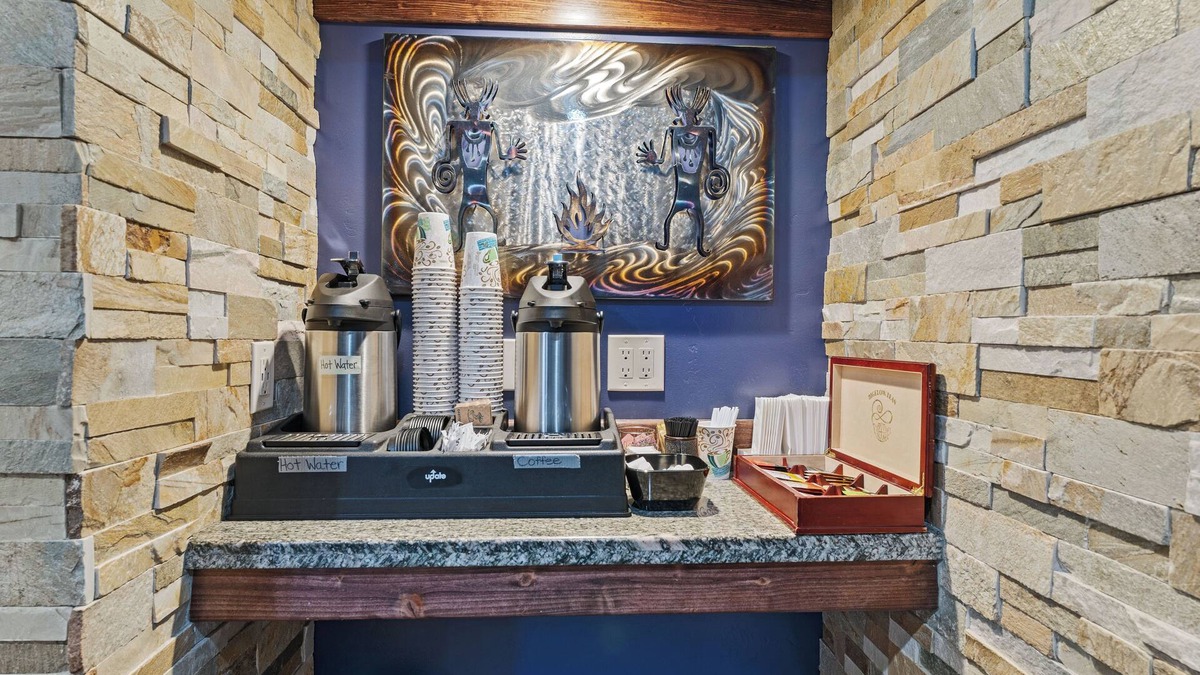 Bluff Hotel | Desert Rose Resort & Cabins