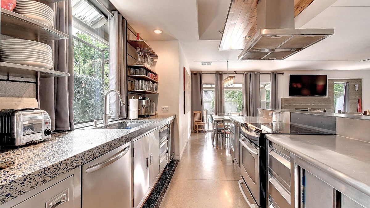 Covey House | Desert Submarine House- Optional Hyperbaric Chamber, Heated Pool, & Hot Tub