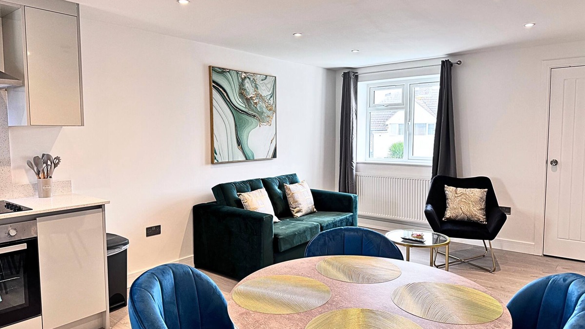 Elmbridge Apartment | Desford Delight: Modern 1Bedroom Near Heathrow Airport w/EV Charger