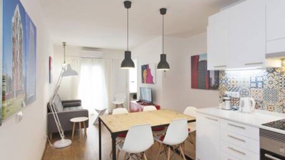 El Port Apartment | Designer Apt near FIRA Balcony/5PP/WIFI/SMART TV by MyRentalHost