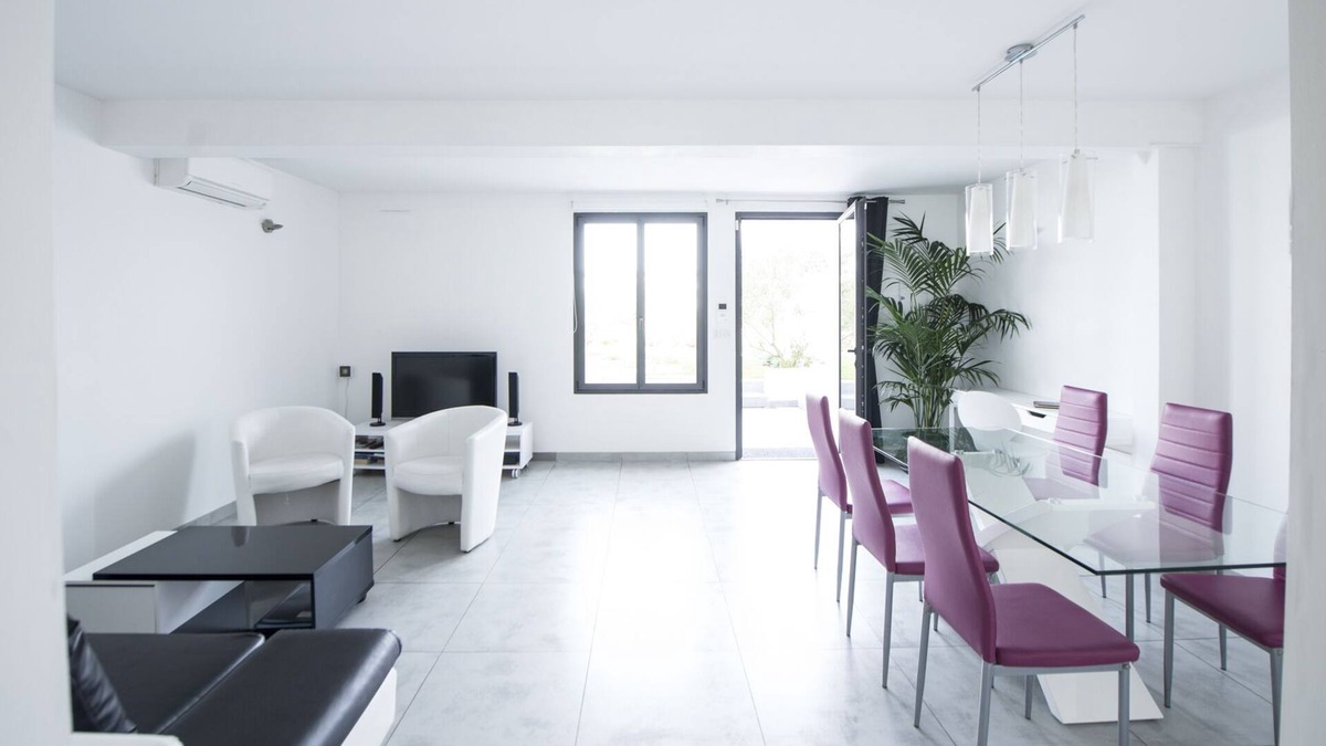 8th Arrondissement Apartment | Design apartment with garden in a villa in Marseille, Pointe Rouge harbour