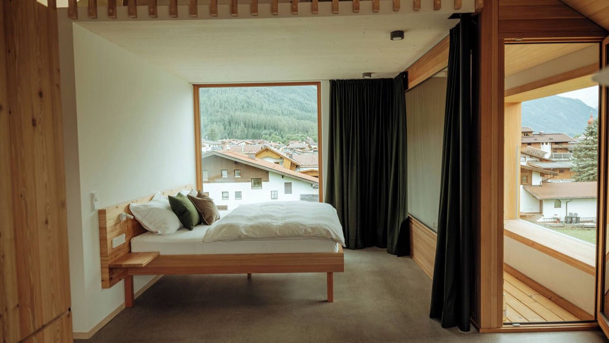 Ehrwald Apartment | Design loft with exposed roof truss with all-round mountain views