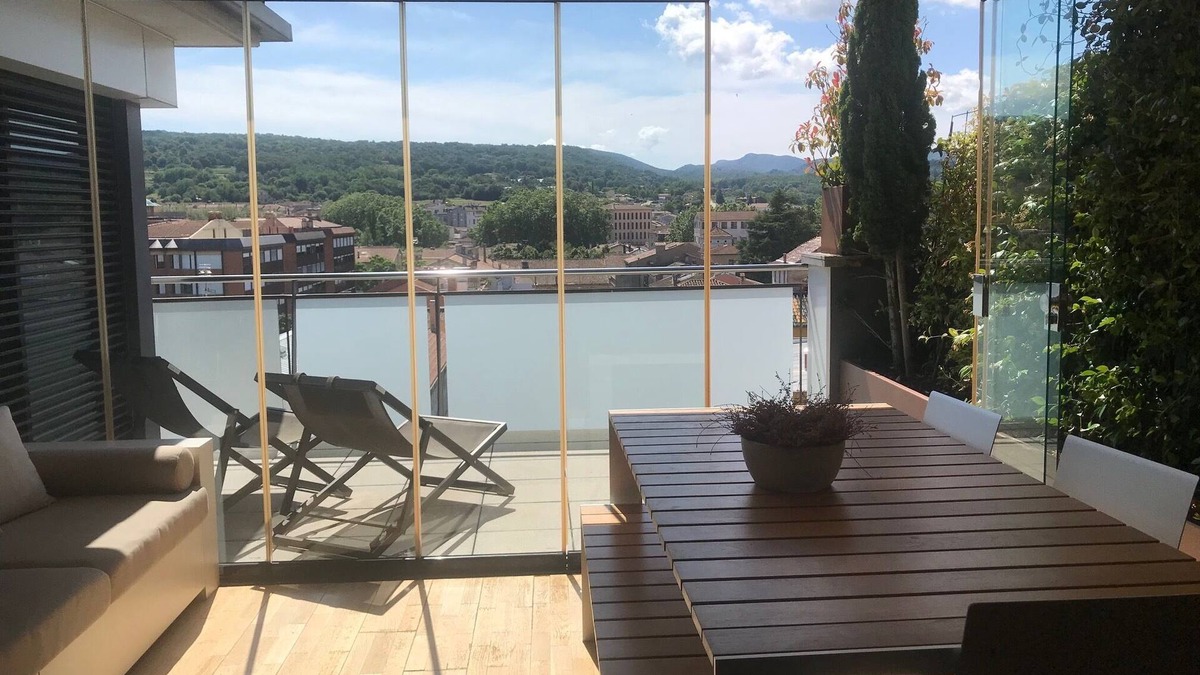 Olot Apartment | Design penthouse with terrace in the center of Olot