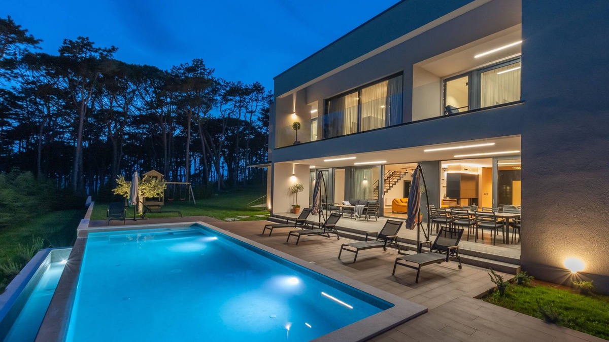 Martinski Villa | Design villa on quiet location with a pool and hot tub