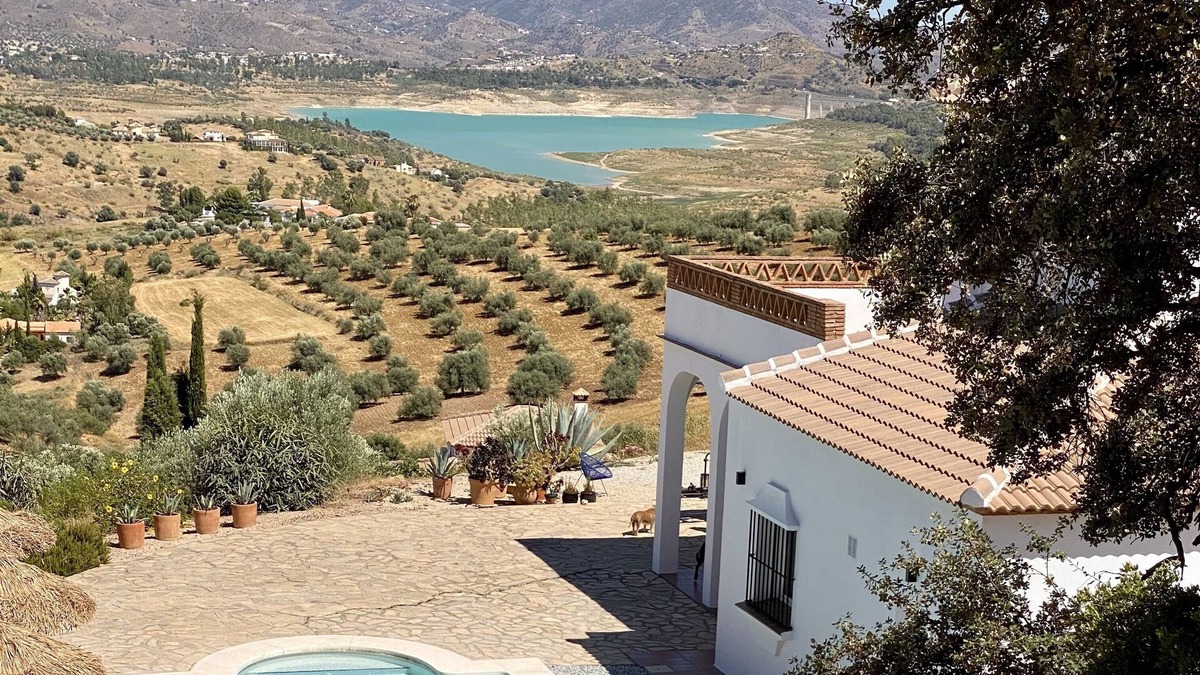 Vinuela Villa | Design villa, private pool, splendid Viñuela lake & Maroma mountain view, 6pers