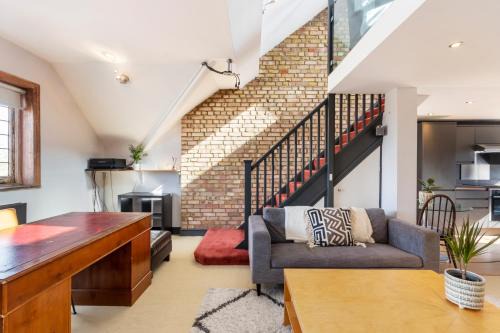 St. Leonard's Apartment | Designer 1 bed Loft Apartment, SW16