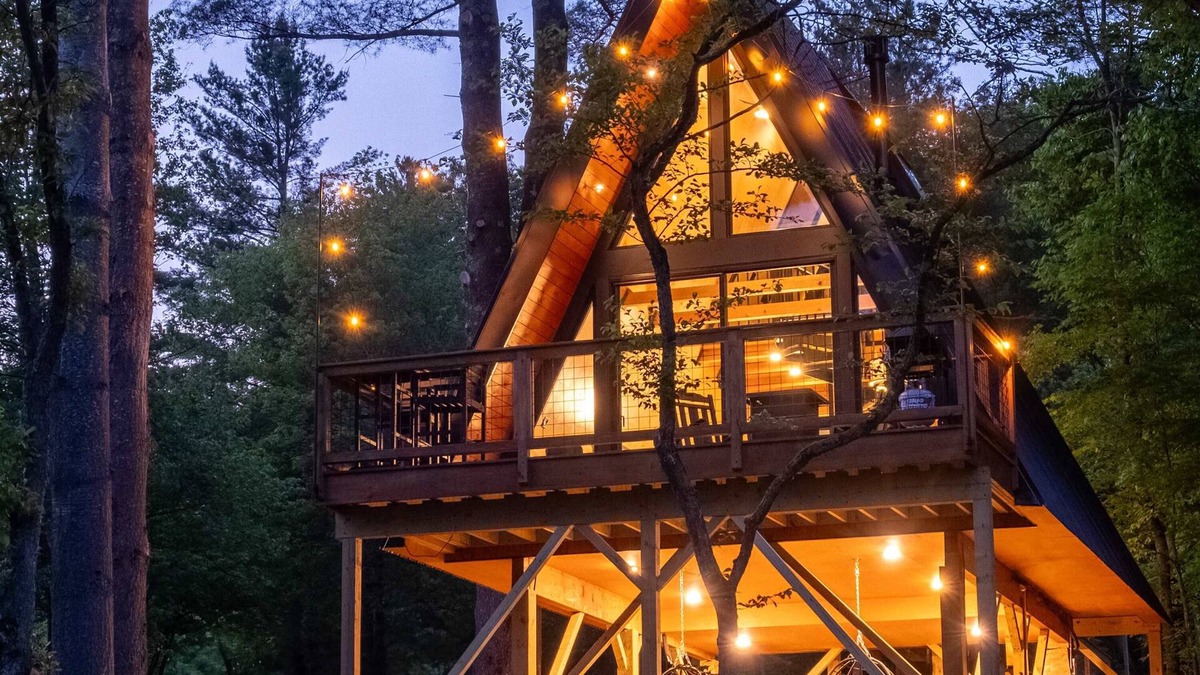Johnson Cabin | Designer A-Frame Treehouse w/hot tub on river