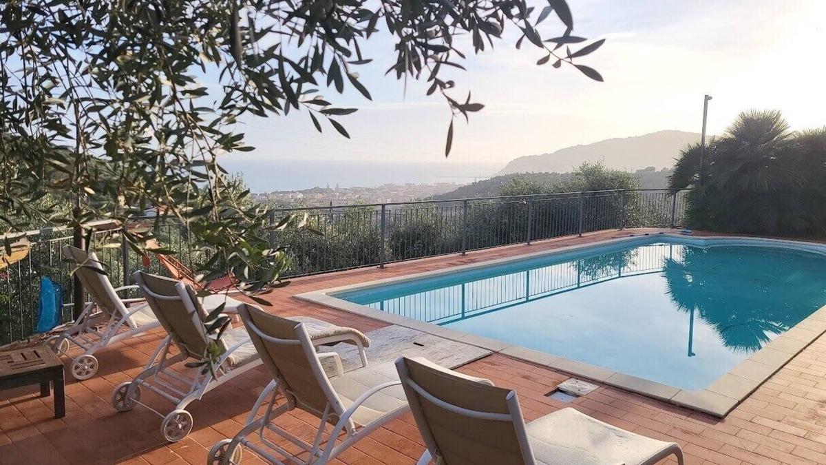 Monade Santa Lucia Apartment | Designer apartment with garden and private pool in a panoramic location