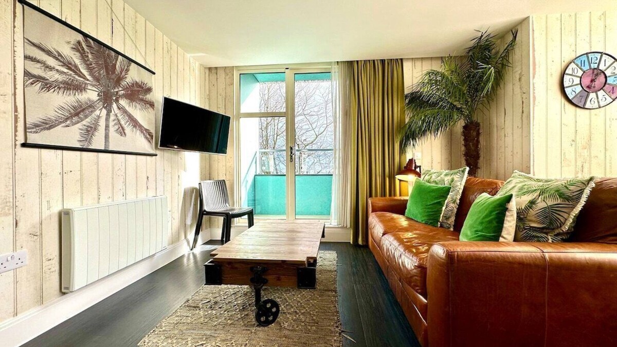 Poole Apartment | Designer Apartment inc. Free Parking & FAST WiFi