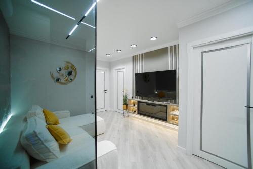 Riscani Apartment | Designer Apartment with 2 Bedrooms, Full Kitchen, Rain Shower & Coffee Station and Netflix - GrandStay