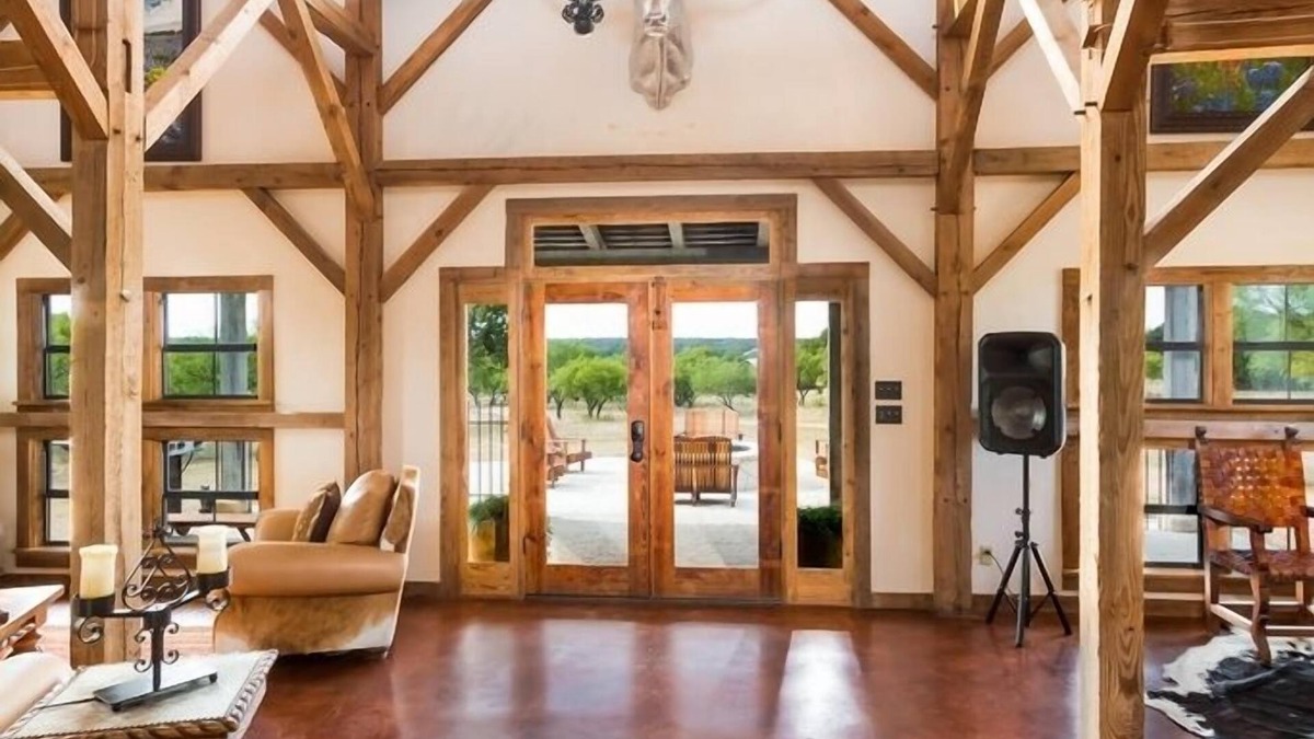 Fredericksburg House | Designer Barnhouse located just 8 minutes from Main St on Private Gated Ranch