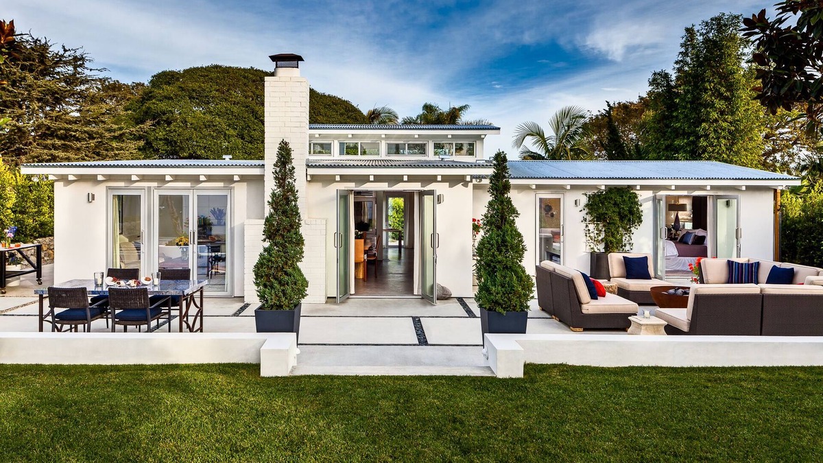 West Mesa House | Designer Beach House, West Mesa Beach Arean2 min walk to beach stairs