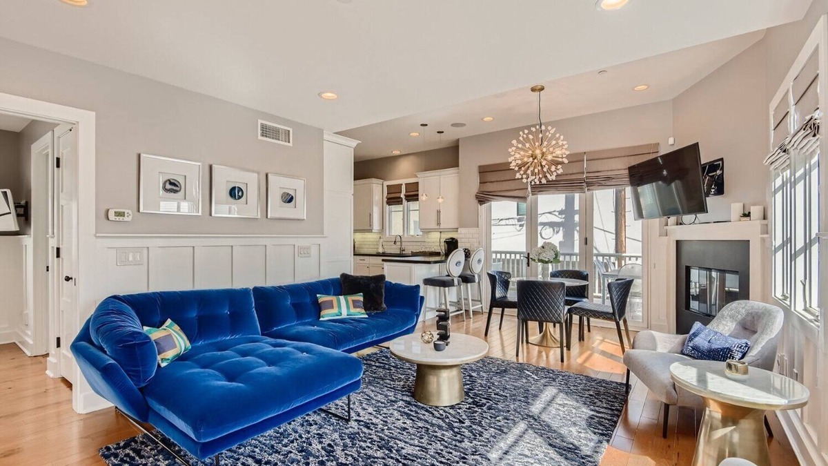 Corona del Mar Condo | Designer Condo 2 Blocks to Beach w Private Hot Tub