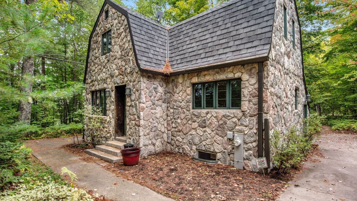 Lac du Flambeau House | Designer cottage on Statenaker Lake with dock access, trails, & Norwegian Sauna