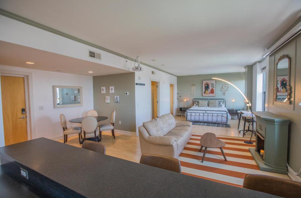 Downtown Des Moines Apartment | Designer Downtown Condo Suite - Splendid View