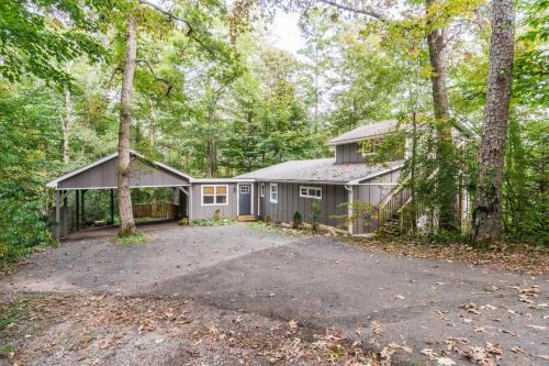 Dahlonega House | Designer Getaway-Hot Tub, 4 Minutes to Dahlonega