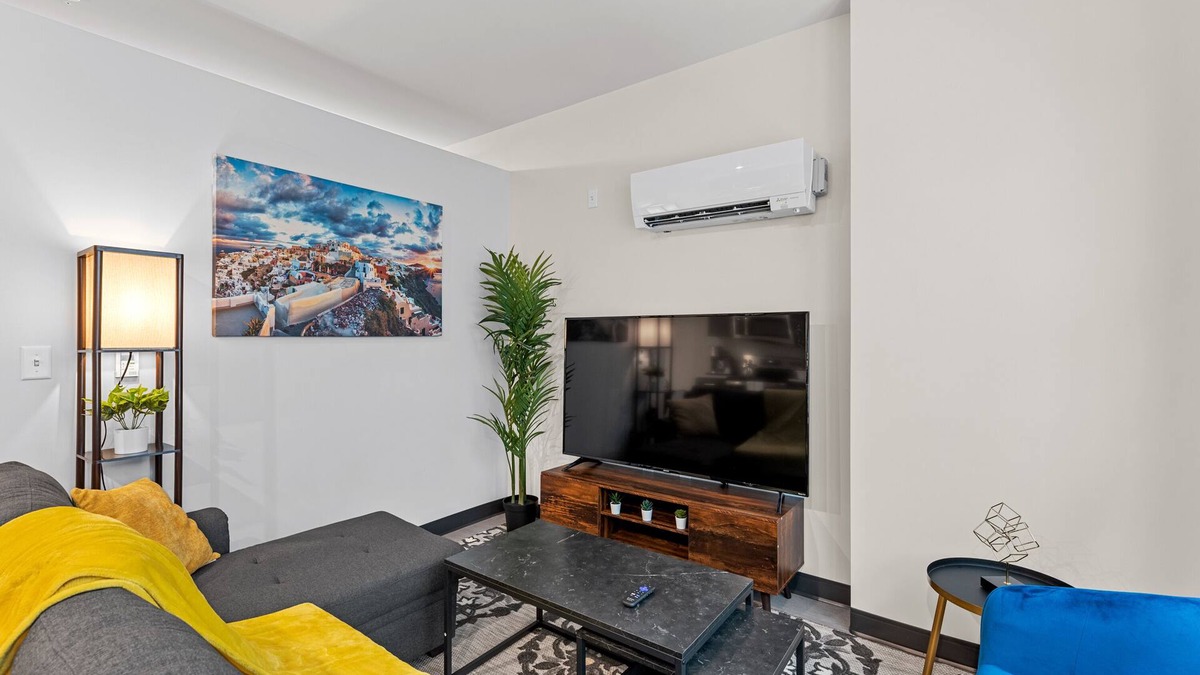 Westown Apartment | Designer Luxe 1BR in Historic West Town/Fast WI-FI