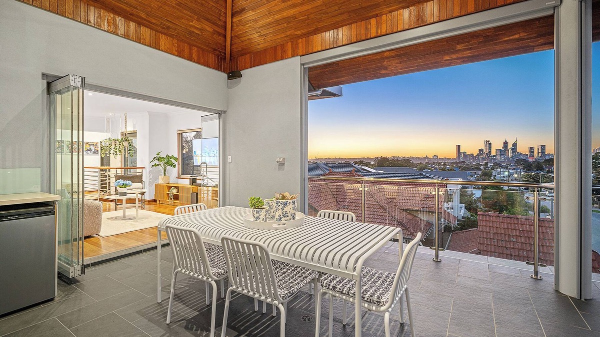 South Perth House | Designer Luxury 3BRD - Epic Views - South Perth