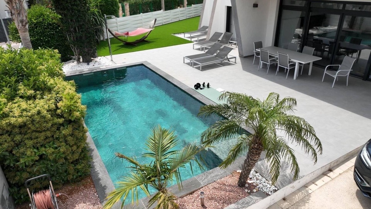 Les Tres Cales House | Designer luxury vacation home, heated pool out of season. 200m to the bay.
