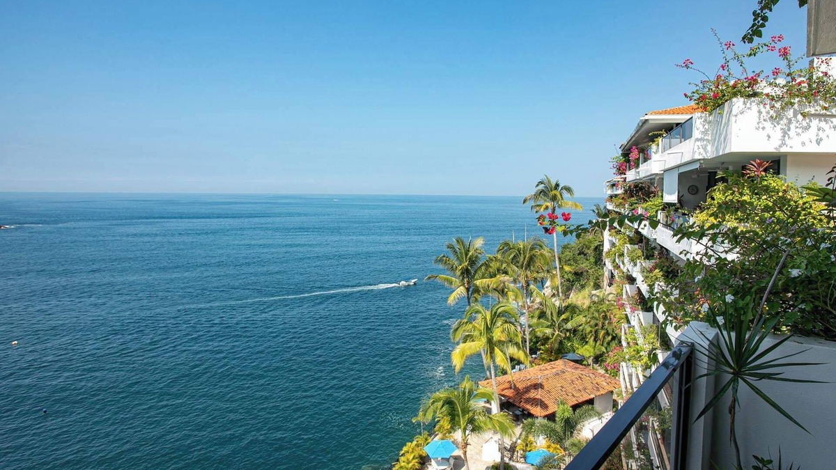 South Shore Hotel Area Apartment | Designer Remodeled Beachfront Retreat, Ocean Views