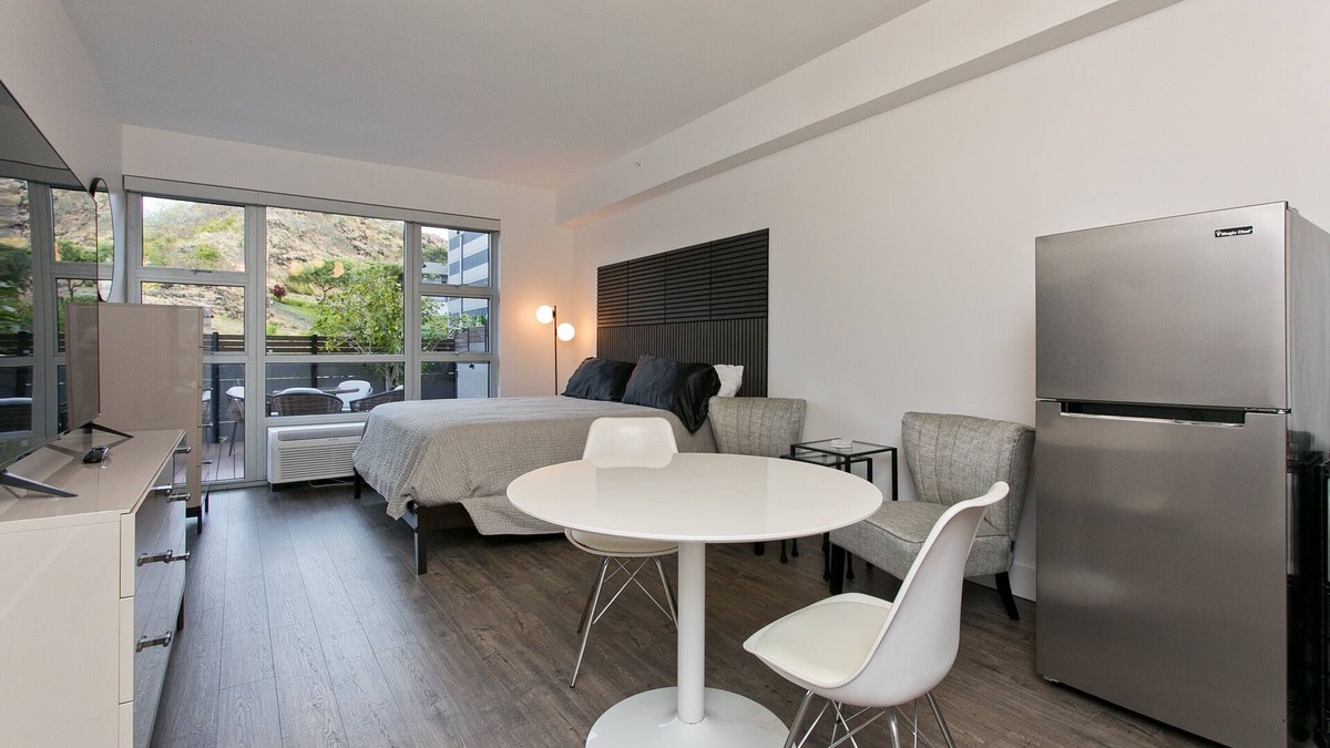 Hawaii Kai Condo | Designer Studio in Hawaii Kai! Close to beaches, shopping, and hiking!