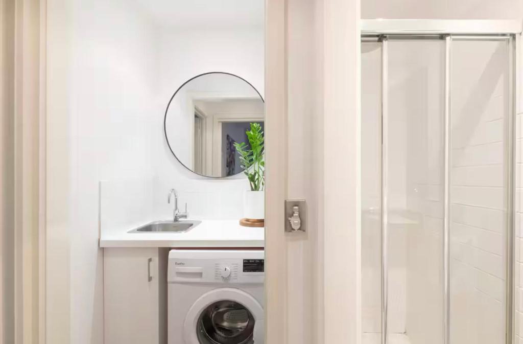 Brunswick East Apartment | Designer townhome adjacent to East Brunswick Village 2min to tram plus private parking