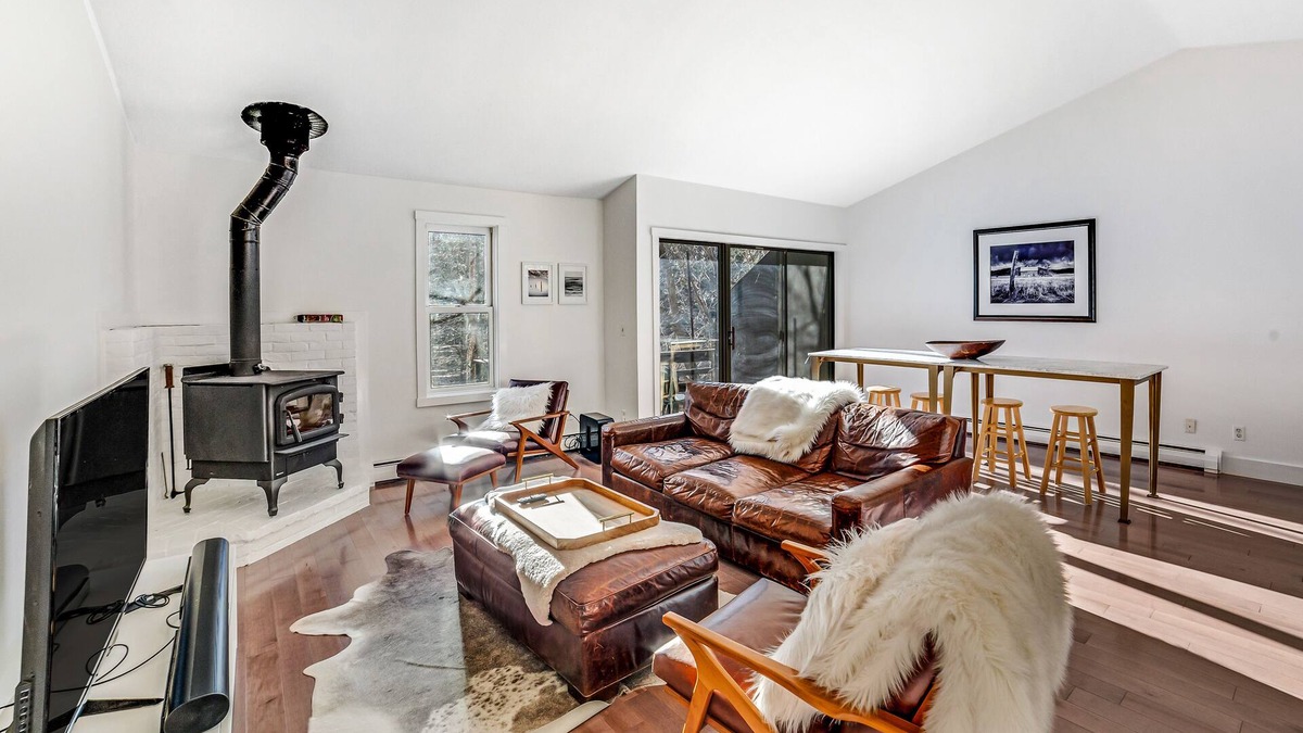 Quechee House | Designer vacation rental - mountain view, wood stove, washer/dryer, full kitchen
