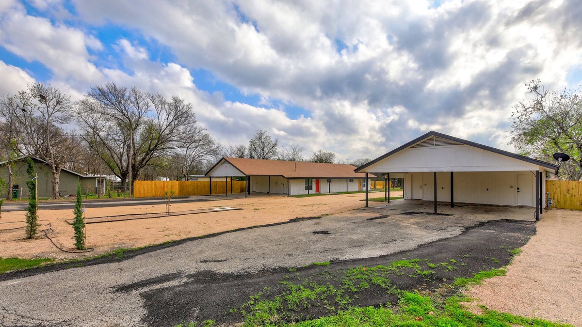 North Austin Civic Association House | DesignerHome|Business/Family|1 Acre|Near Domain/Q2