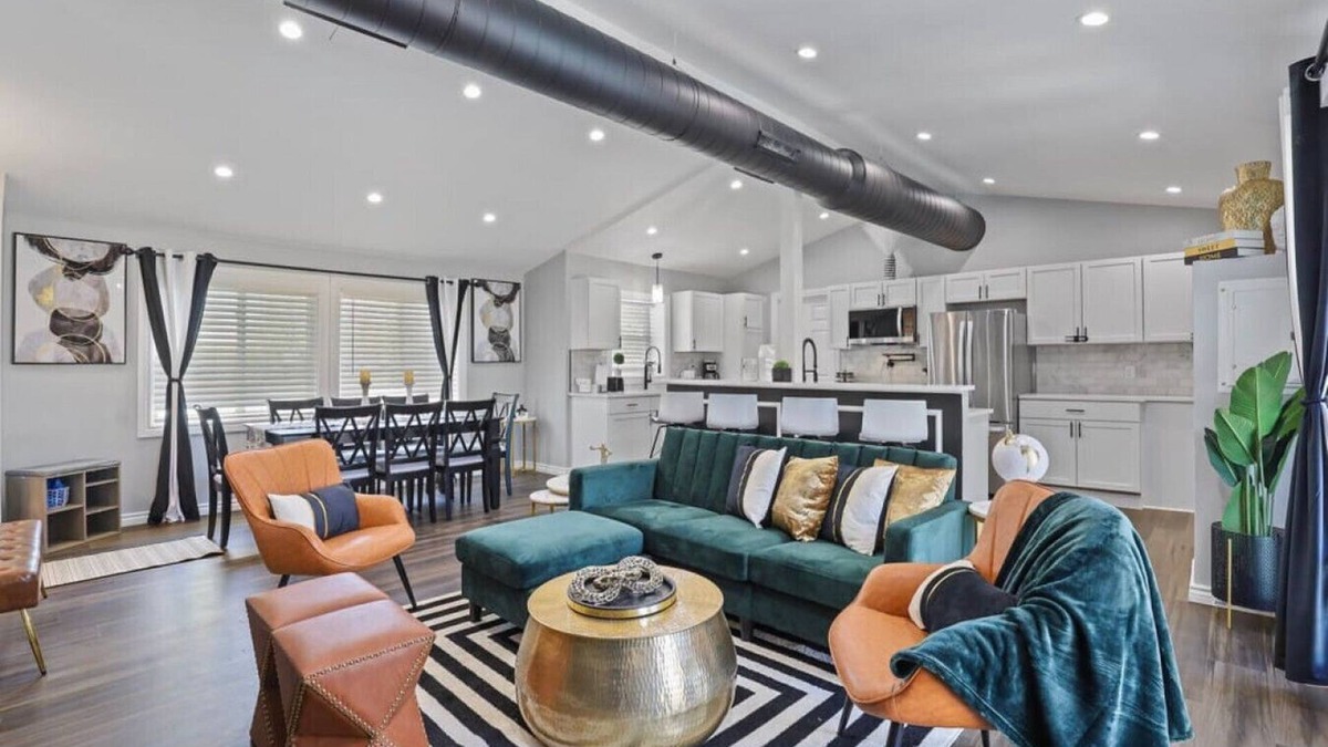 Oakbrook Terrace House | Desirable chic home in a Prime Location!