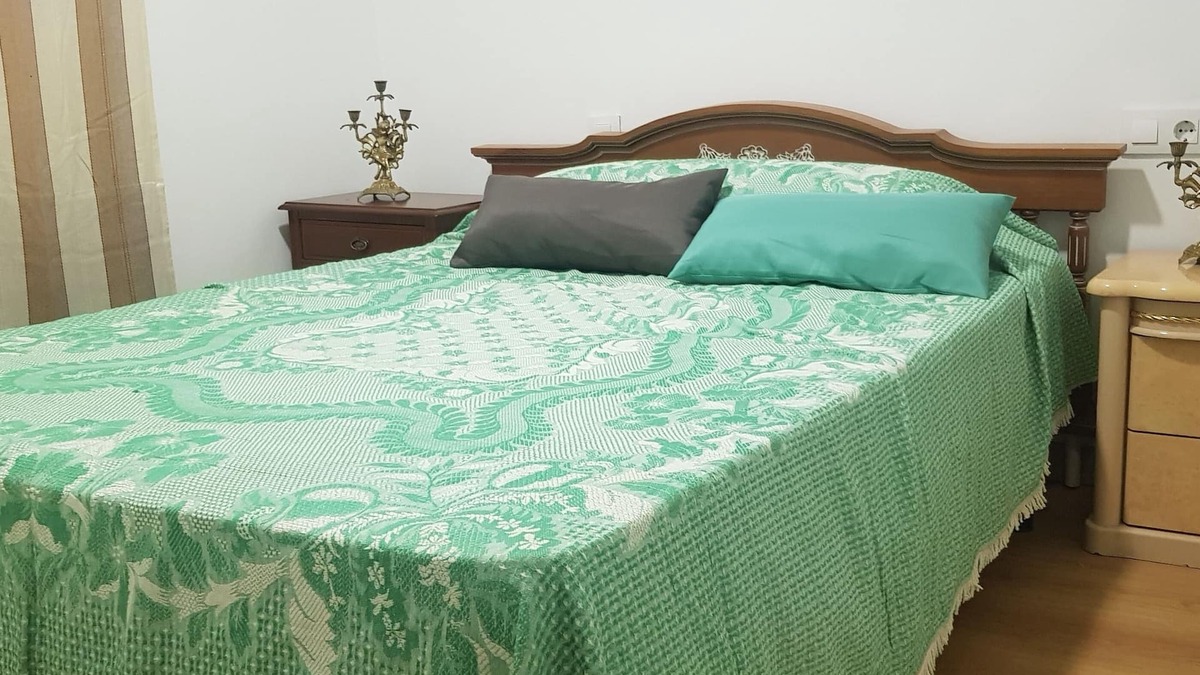 San Sebastian de los Reyes Ski Chalet | DETACHED HOUSE 6 BED. 2 BATHROOMS WELL CONNECTED TO AIRPORT AND MADRID CENTER