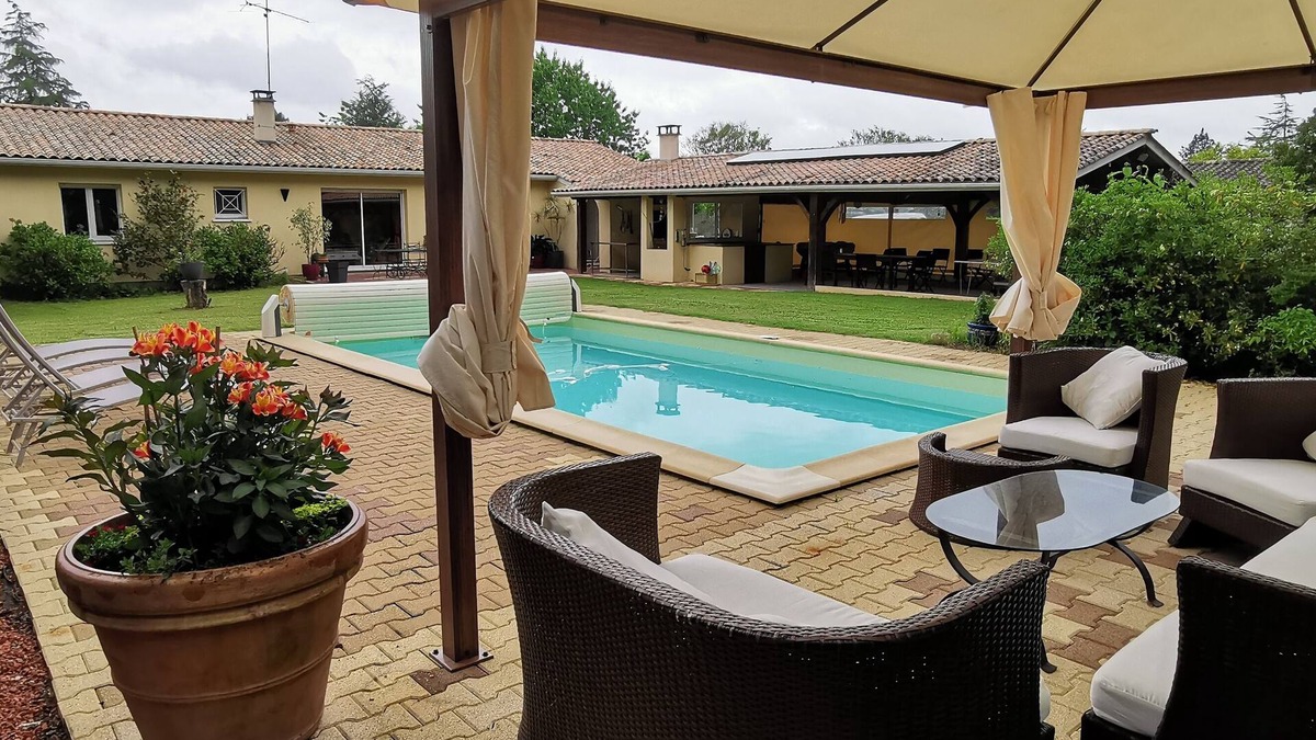 Saint-Medard-de-Guizieres House | Detached villa with park and private pool. Collect your boiled eggs
