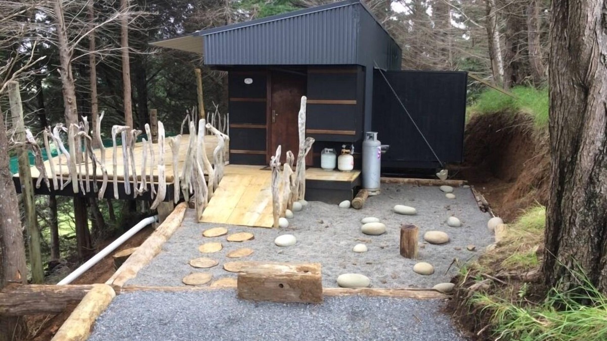 Wattle Bay Cabin | Detach from the rat race! Relaxing coastal retreat one hour from Auckland.