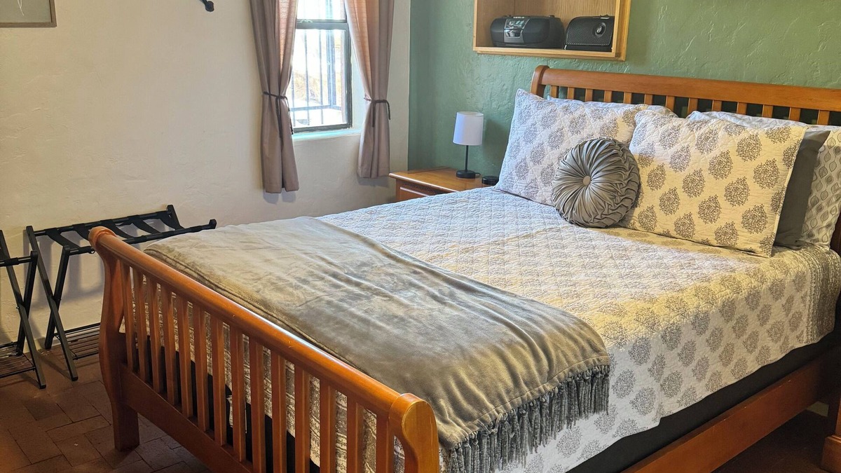 Sam Hughes House | Detached 1BR Guest House, near UA, private patio and 2-person jacuzzi.