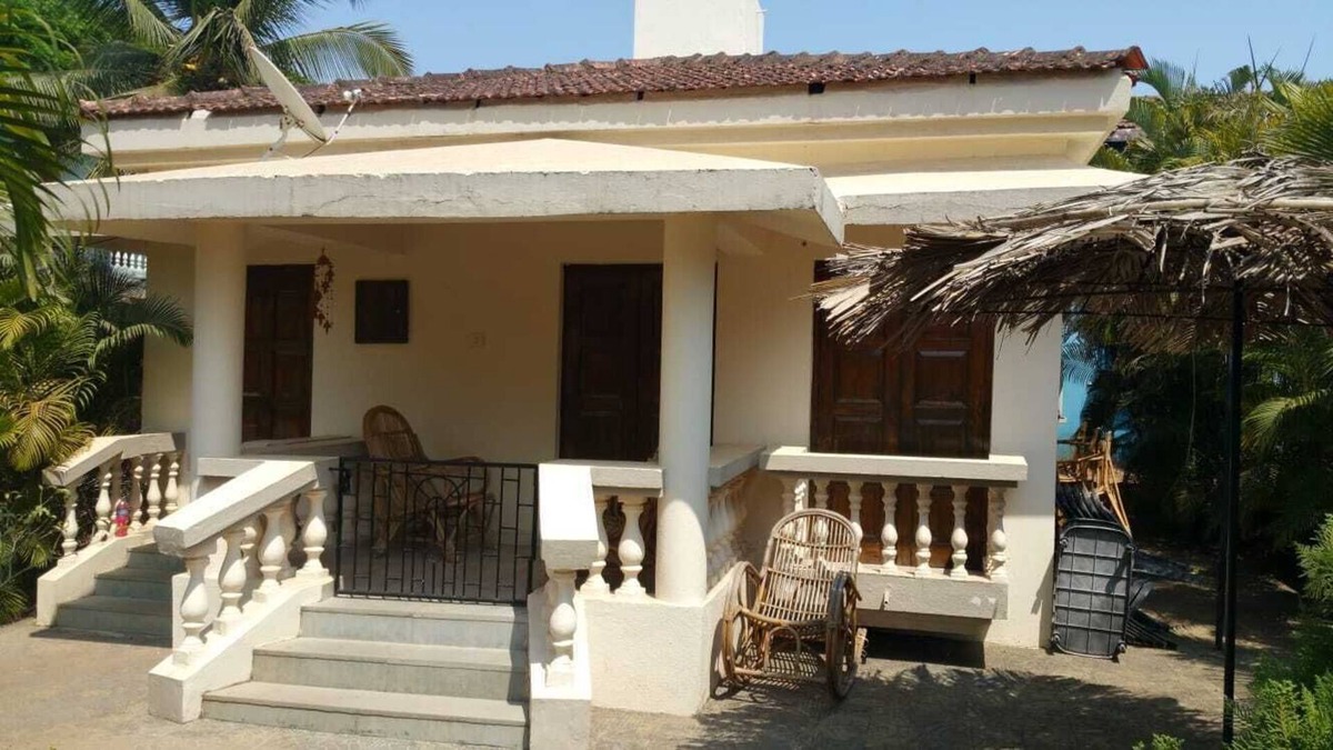 Varca House | Detached 2 Bed 2 Bath Bungalow with private patio, gardens, and very large pool