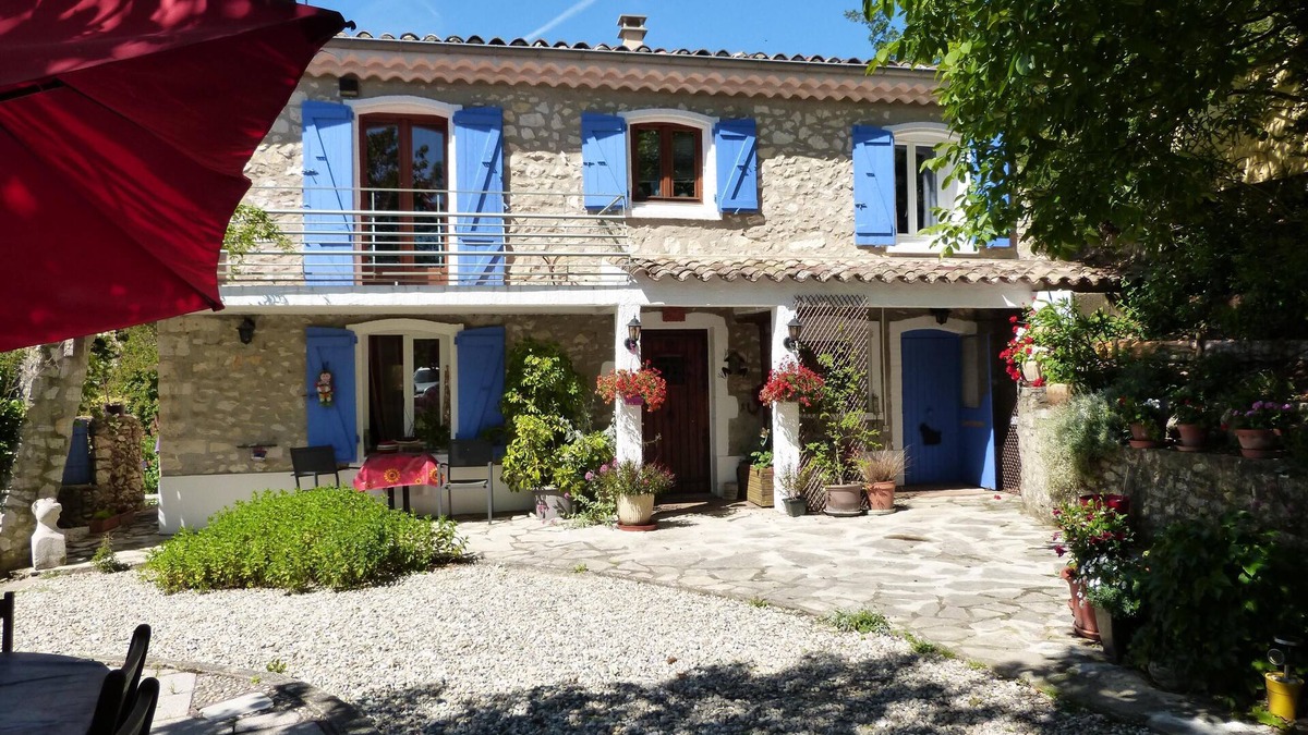 Savasse Apartment | Detached 3-star gîte in Provencal house.
