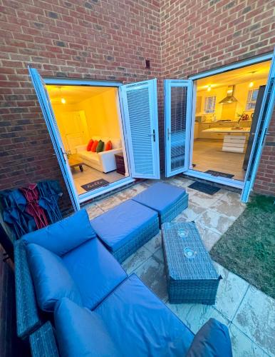 Broad Oak Apartment | Detached 4BR House - Private Garden, Garage & Parking - Perfect for Long Stays, Families, Contractors