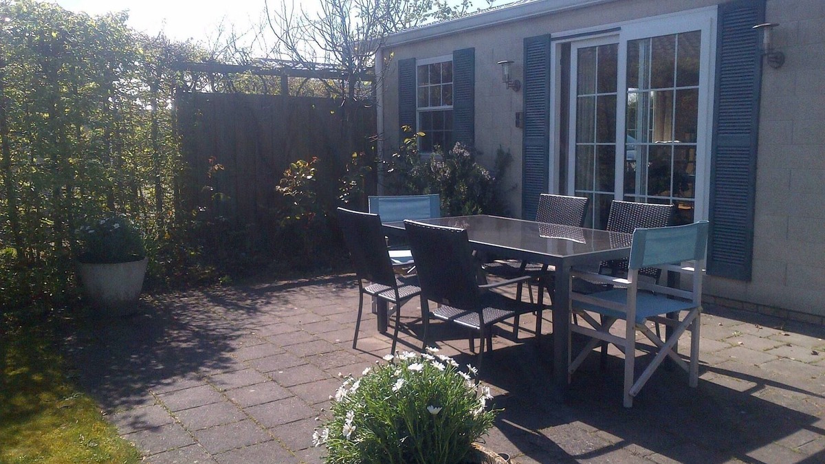 Groede House | Detached 6-person waterfront chalet in Groede. Enjoy peace, nature, spacious garden, modern kitchen and proximity to beach and village.