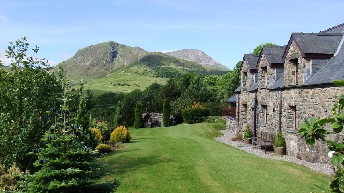Dolgellau Cottage | Detached authentic Welsh cottage with magnificent views and large mature garden