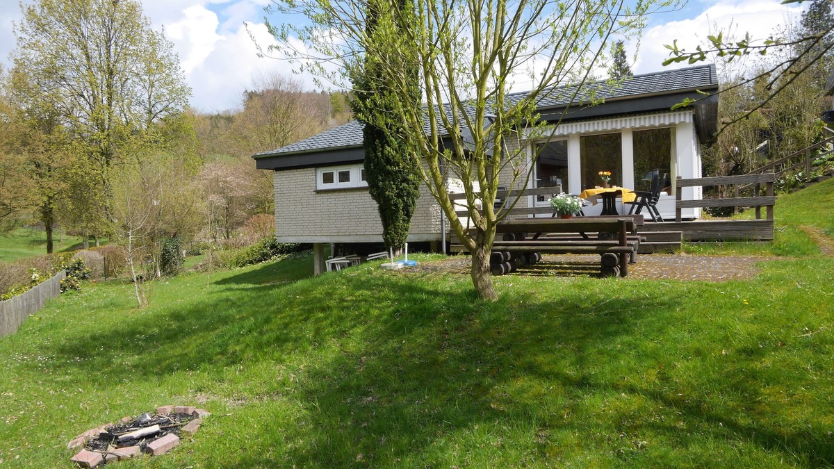 Feriendorf Hennesee House | Detached bright apartment at Lake Henne, children welcome
