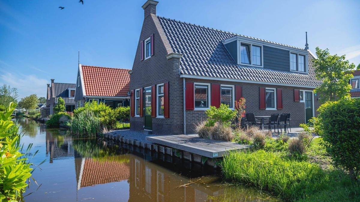 West-Graftdijk House | Detached bungalow with a patio with garden furniture and a private parking space