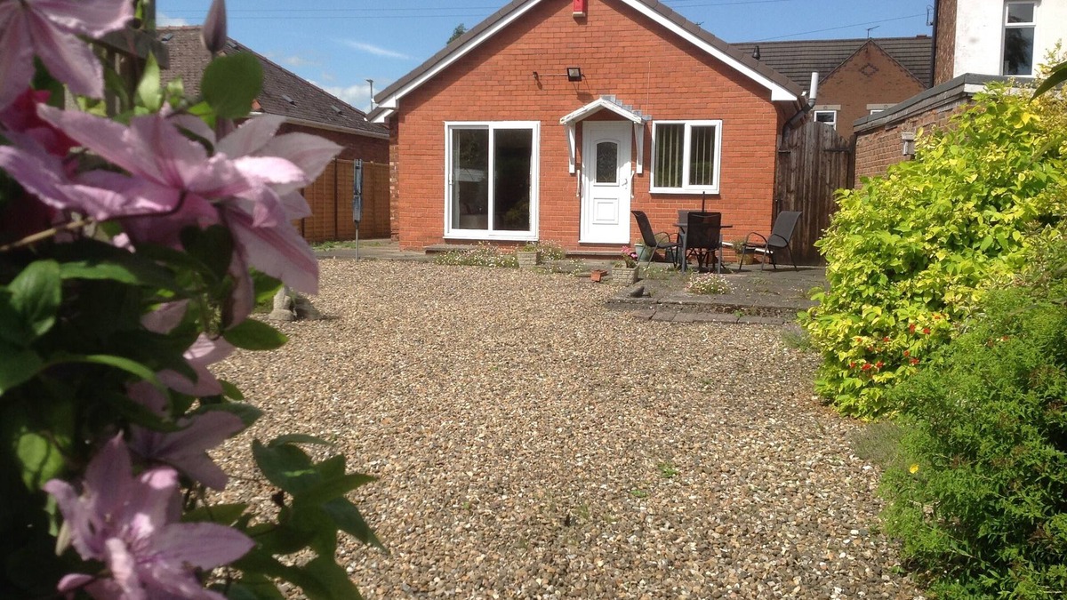 Beverley House | Detached Bungalow central Beverley great location with parking