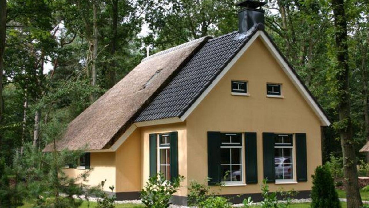 Bruggenmors House | Detached bungalow with alcove bed, perfect for families.