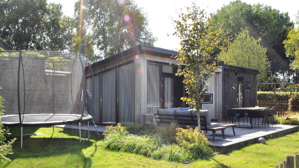 Haulerwijk Ski Chalet | Detached chalet in Friesland with fenced garden and unobstructed view.